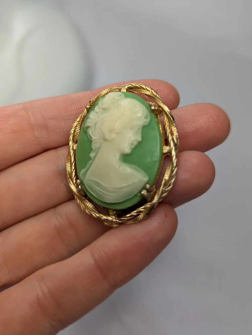 Vintage-Inspired Green Cameo Brooch with Gold Frame - Picture 3 of 6